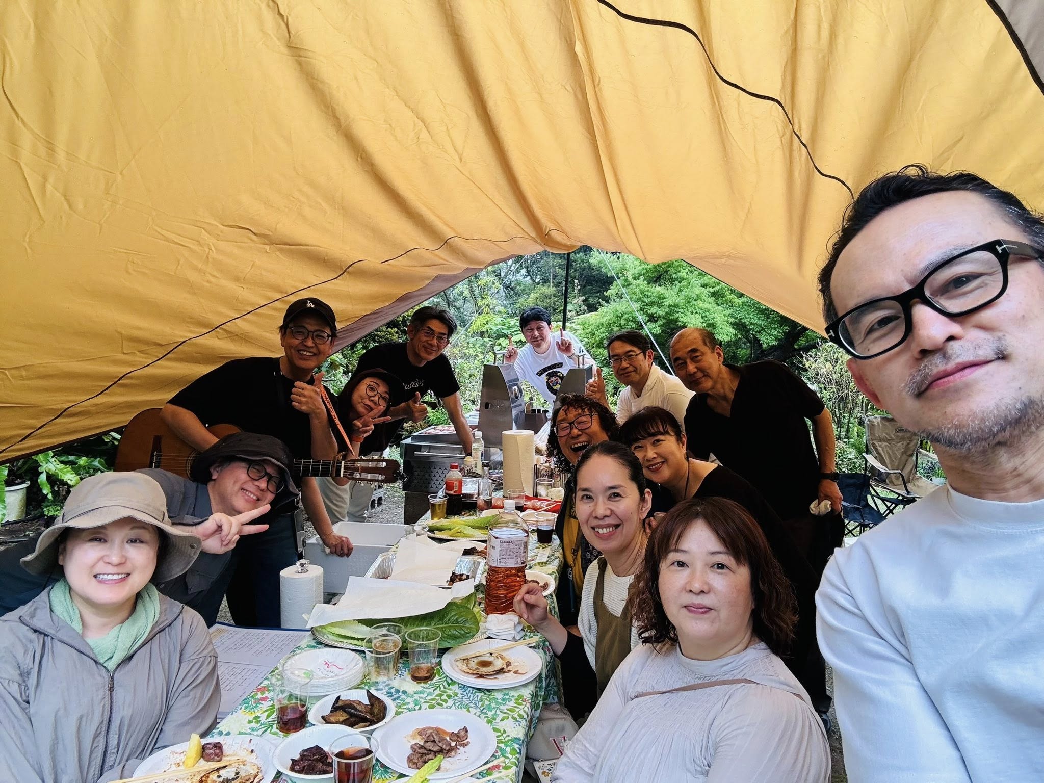 ジャングルの奥、哲学とコーヒーの香りに包まれて